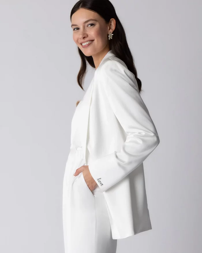 Clean geschnittener weißer Braut Blazer mit lockerer Passform für ein modernes Standesamt-Outfit in Köln