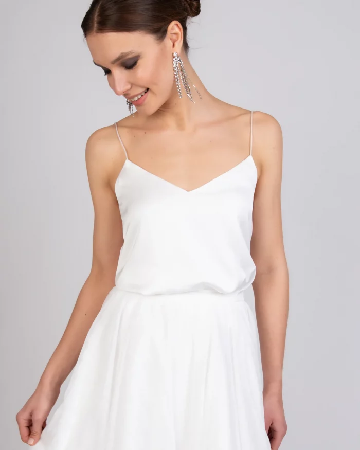 Braut trägt fließendes Spaghettitop Lynn mit V-Ausschnitt als Standesamtslook bei Victoria Rüsche in Köln