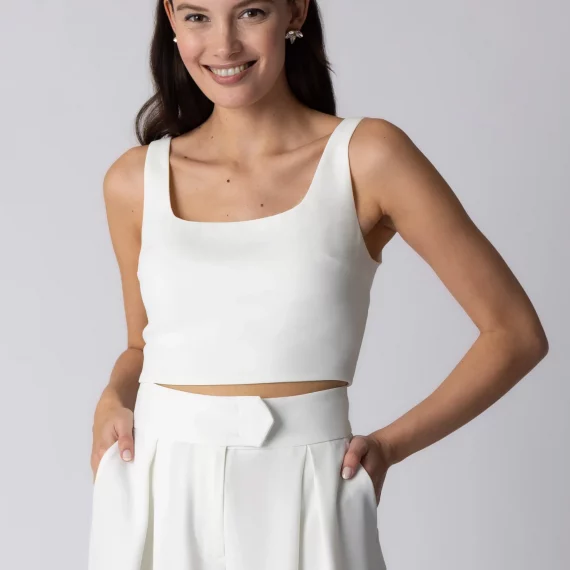 Zweiteiliges Braut-Outfit mit schmalem Crop Top und weiter Hose, schlicht-modern gestylt im Atelierlook