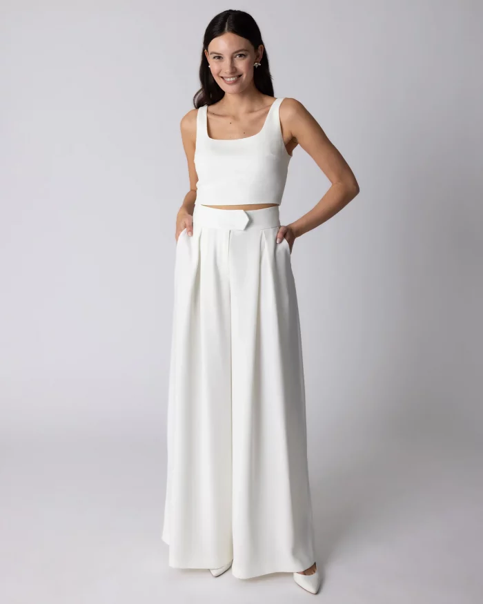 Moderne Braut im eleganten Zweiteiler mit Marlene Hose und Top, ideal fürs Standesamt in Köln