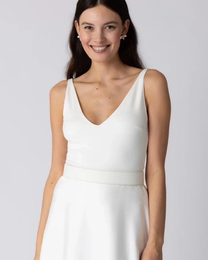 Schlichte Braut zeigt ärmellosen Body aus glattem Stoff mit V-Ausschnitt, ideal fürs Standesamt